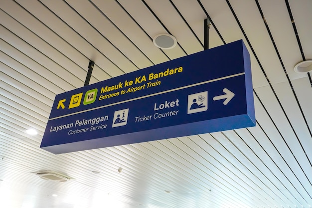 Photo panneaux orientant les visiteurs vers la zone de service client et la billetterie de la gare