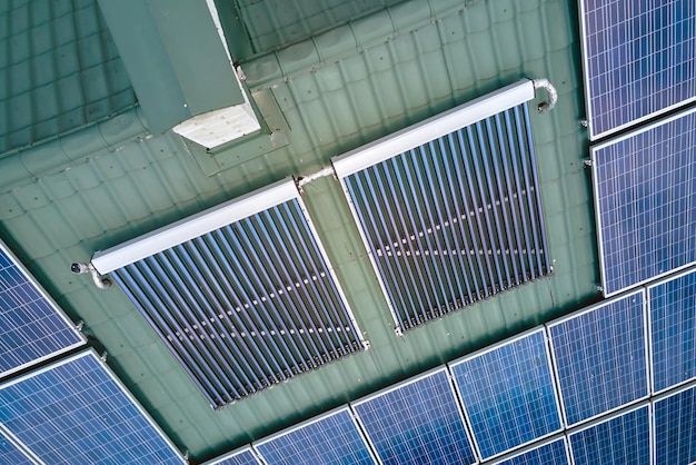 Panneaux photovoltaïques et capteurs solaires à air sous vide pour le chauffage de l'eau et la production d'électricité propre montés sur le toit de la maison Production d'énergie électrique et thermique renouvelable à zéro émission