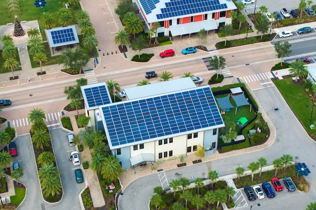 Panneaux photovoltaïques solaires installés sur le toit des immeubles de bureaux de Floride pour produire de l'énergie électrique écologique propre Électricité renouvelable avec concept d'émission zéro