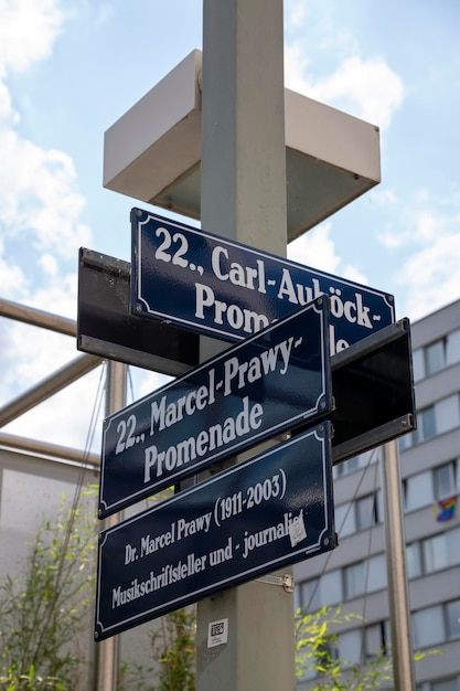 Des panneaux sur un poteau avec des noms de rues au Centre International de Vienne DonauCity