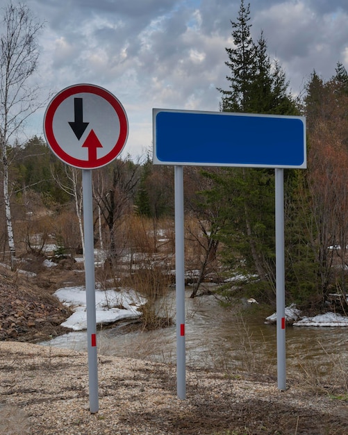 Panneaux routiers sur le côté d'une route de campagne