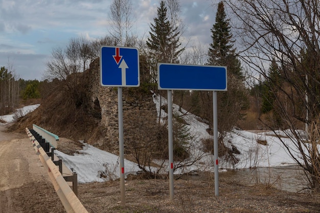 Panneaux routiers sur le côté d'une route de campagne