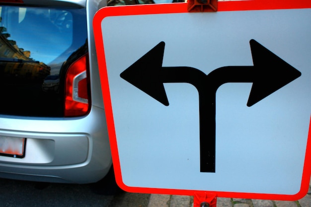 Panneaux de signalisation devant le carrefour Direction tourner à gauche ou tourner à droite