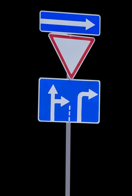 Panneaux de signalisation sur fond noir