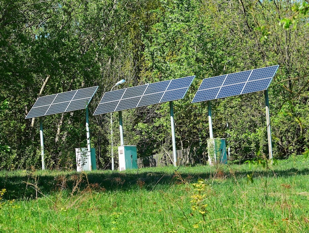 Photo panneaux solaires en arrière-plan dans un parc urbain