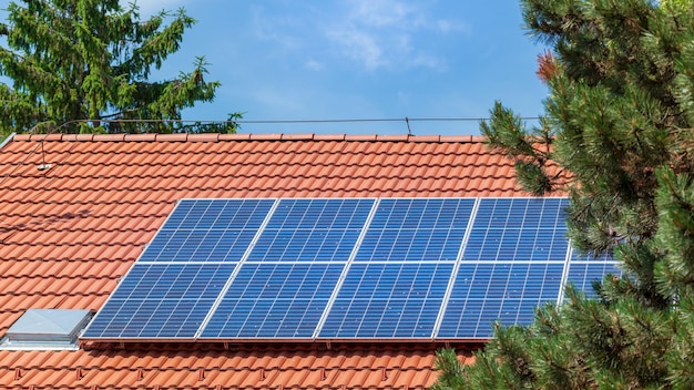 Panneaux Solaires Au Sommet D'une Maison Familiale