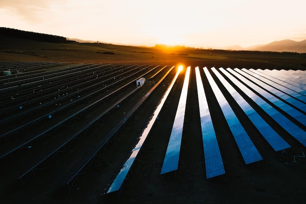 Panneaux solaires bleus Modules photovoltaïques pour l'énergie renouvelable Vue aérienne du panneau solaire Source d'électricité alternative