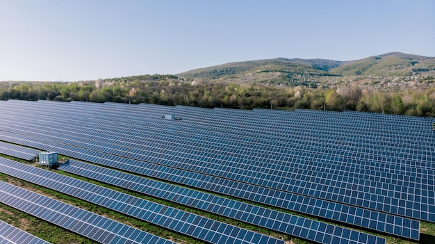 Panneaux solaires cellule solaire dans une ferme solaire avec éclairage solaire pour créer l'énergie électrique propre