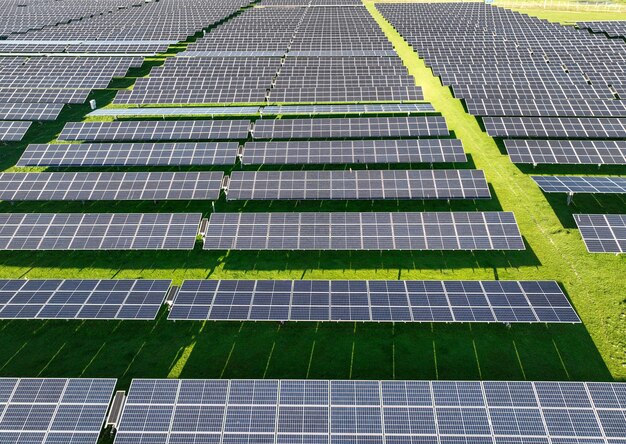 Photo panneaux solaires sur le champ en été vue aérienne par drone