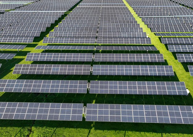 Photo panneaux solaires sur le champ en été vue aérienne par drone