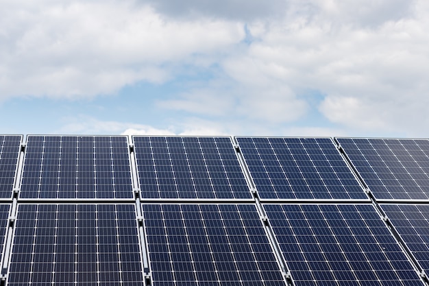 Les Panneaux Solaires Et Le Ciel Bleu