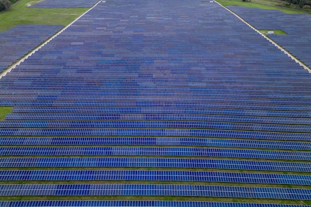 Panneaux solaires avec ciel ensoleillé Panneaux solaires bleus fond d'énergie renouvelable photovoltaïque énergie propre