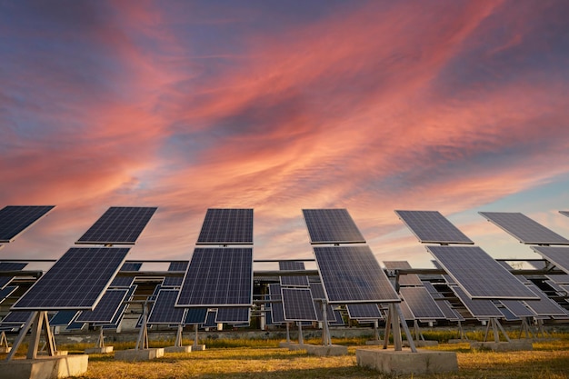 Panneaux solaires contre le ciel au coucher du soleil