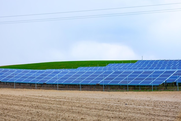 Panneaux solaires contre le ciel bleu profond