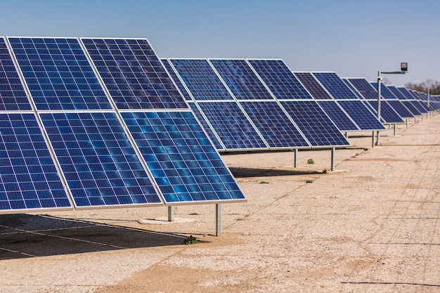 Panneaux solaires contre le ciel bleu profond