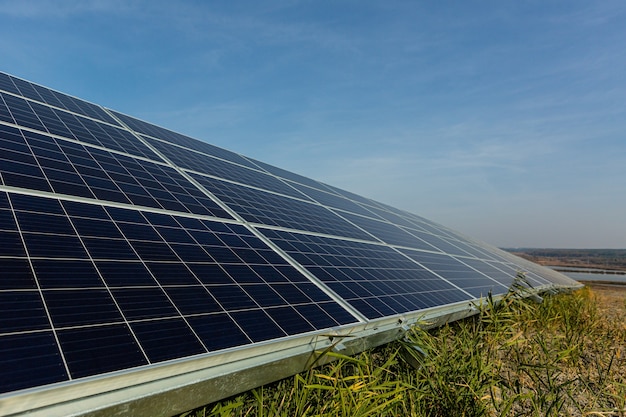 Panneaux solaires contre le ciel bleu profond