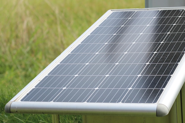 Panneaux solaires dans un champ vert