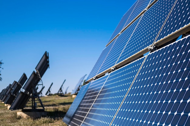 Panneaux solaires dans un paysage rural en Espagne