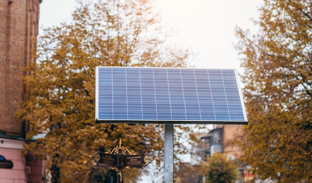 Panneaux solaires dans les rues de la ville