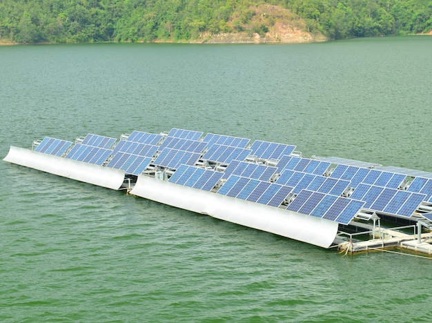 Panneaux solaires sur l&#39;eau.