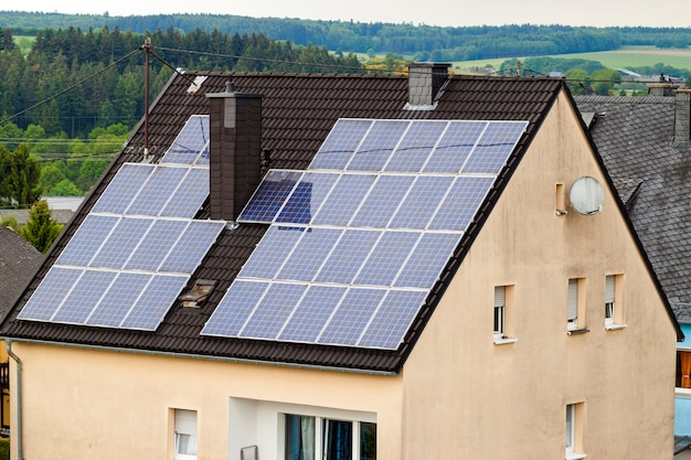 Panneaux solaires efficaces et écologiques à énergie renouvelable sur le toit des maisons de banlieue.