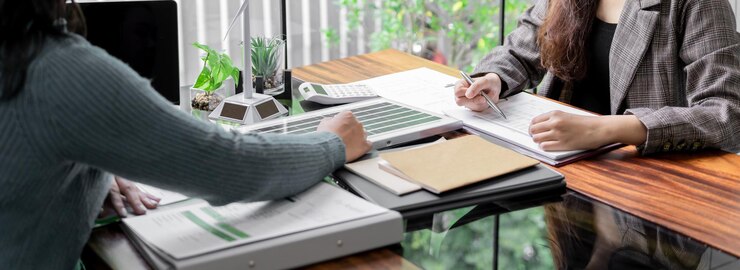 Panneaux solaires énergie verte Les gens d'affaires qui travaillent dans des bureaux écologiques verts Rencontre d'affaires idées créatives pour les entreprises écologiques Professionnels enseignants Personnel d'entreprise électricité durable