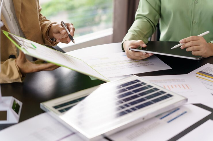Panneaux solaires énergie verte Gens d'affaires travaillant dans un bureau vert et écologique, réunion d'affaires, idées créatives pour les entreprises, professionnel respectueux de l'environnement, enseignement aux gens d'affaires, électricité durable