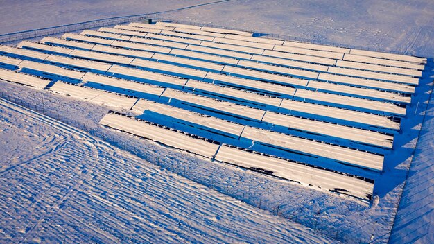 Panneaux solaires enneigés en hiver Vue aérienne de Pologne Europe