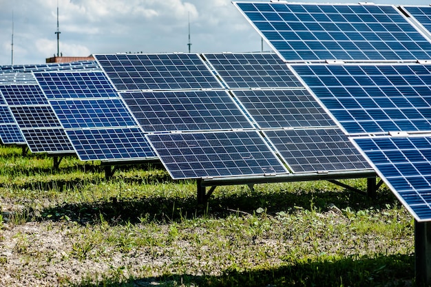 Panneaux solaires sur le fond de ciel Centrale solaire Panneaux solaires bleu Source alternative d'elec