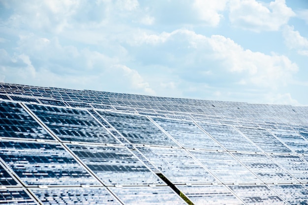 Panneaux solaires sur le fond de ciel Centrale solaire Panneaux solaires bleu Source alternative d'elec