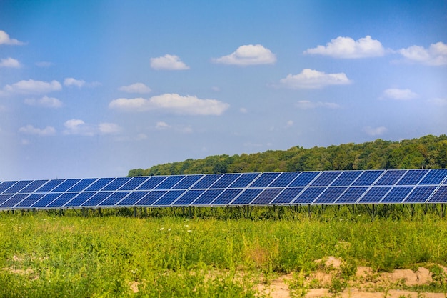 Panneaux solaires sur le fond du ciel Centrale solaire Panneaux solaires bleus Source alternative d'électricité Ferme solaire