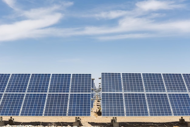 Panneaux solaires sur le gobi contre un nouveau fond de ciel ensoleillé