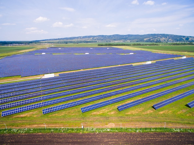 Panneaux solaires sur l&#39;herbe verte avec un ciel bleu.