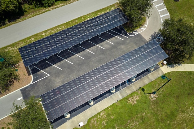 Des panneaux solaires installés sur un parking pour les voitures en stationnement pour une production efficace d'énergie propre