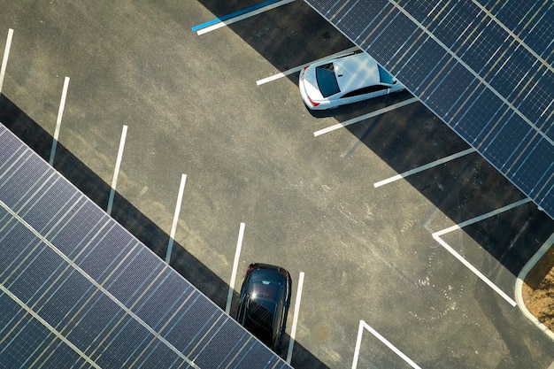 Des panneaux solaires installés sur un parking pour les voitures en stationnement pour une production efficace d'énergie propre