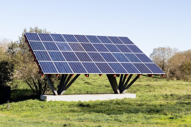 Panneaux solaires installés sur une structure construite en métal dans un champ