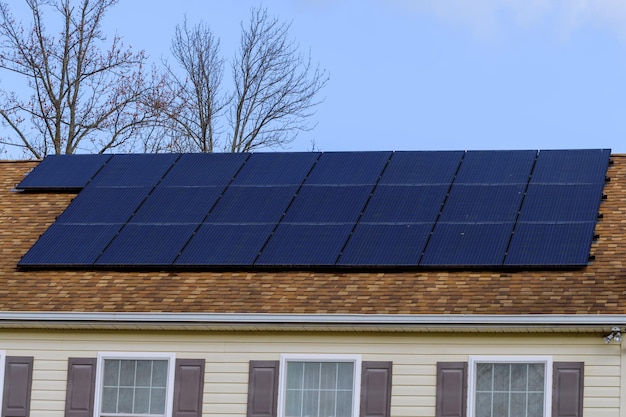 Photo panneaux solaires installés sur le toit de la maison