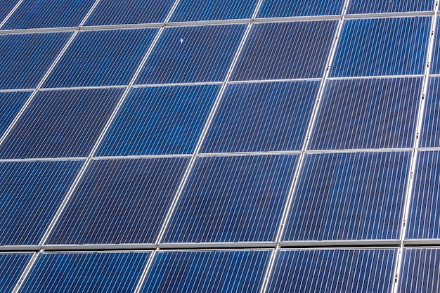 Panneaux solaires sur le mur d'un bâtiment à plusieurs étages Énergie solaire renouvelable