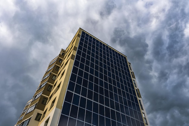 Panneaux solaires sur le mur d'un bâtiment à plusieurs étages Énergie solaire renouvelable