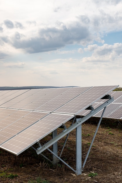 Photo panneaux solaires photovoltaïques sur un champ