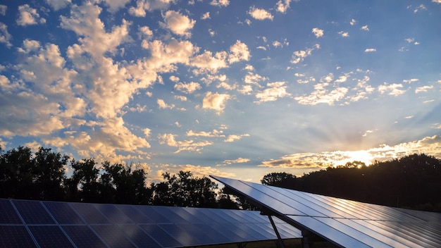 Panneaux solaires ou photovoltaïques dans une centrale électrique comme forme d'énergie ou d'électricité renouvelable et durable