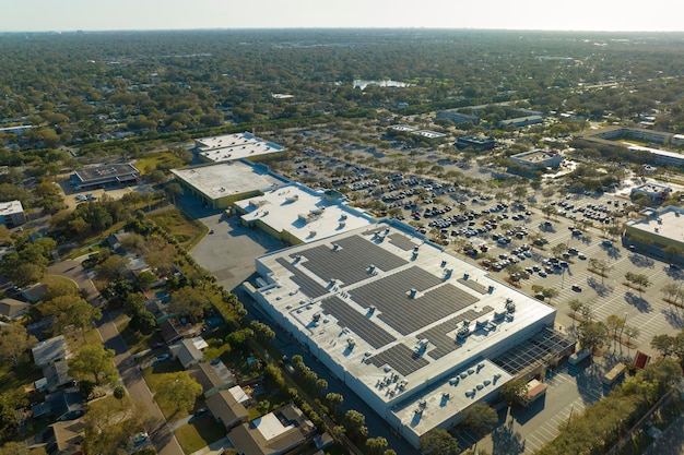 Panneaux solaires photovoltaïques électriques installés sur le toit d'un centre commercial pour la production d'électricité écologique verte Concept de production d'énergie durable