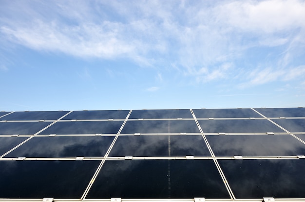 Panneaux solaires photovoltaïques d&#39;énergie alternative contre le ciel bleu