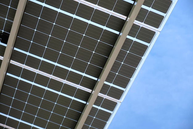 Panneaux solaires photovoltaïques montés sur châssis métallique pour produire de l'énergie électrique écologique propre Électricité renouvelable avec concept zéro émission