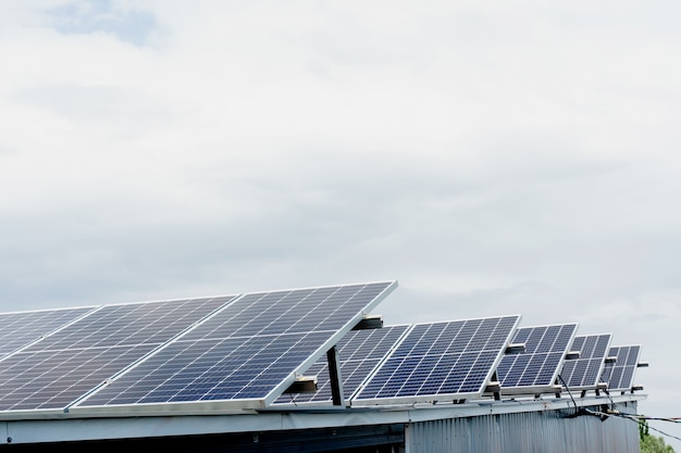 Panneaux solaires en rangée sur le toit