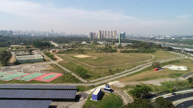 Panneaux solaires à Sao Paulo dans la région de Pinheiros Dans le parc Villa Lobos Énergie durable