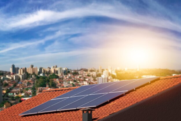 Panneaux solaires sur un toit dans une journée ensoleillée et nuageuse Installation photovoltaïque de l'énergie solaire propre