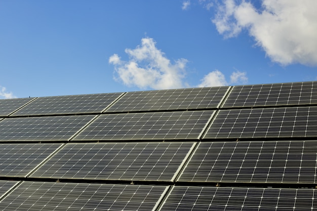 Panneaux solaires sur le toit d&#39;une maison