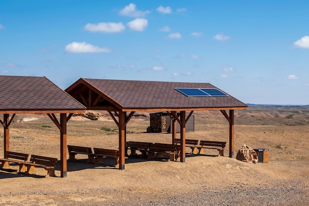 Panneaux solaires sur le toit d'un pavillon sous le soleil Photo de haute qualité dans la steppe