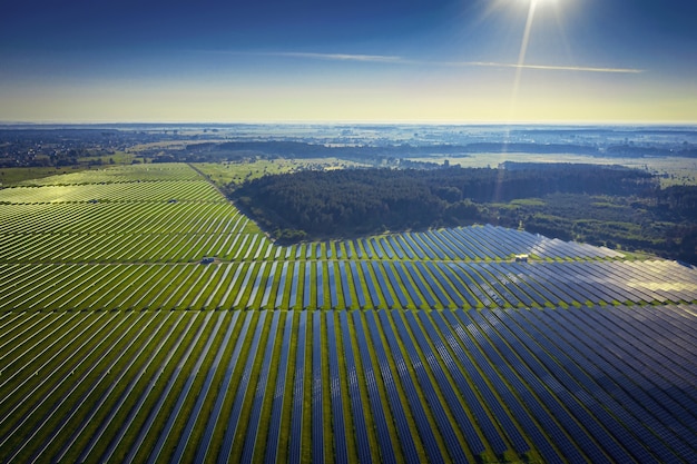 Panneaux solaires en vue aérienne